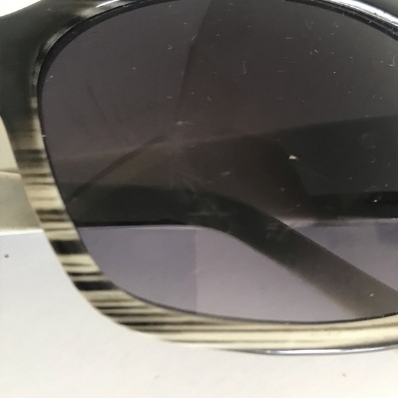 Liz Claiborne Black and White Striped Sunglasses 🔴 - Picture 5 of 6